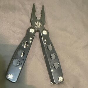 Smith & Wesson Black Multi-Tool for Grooming
